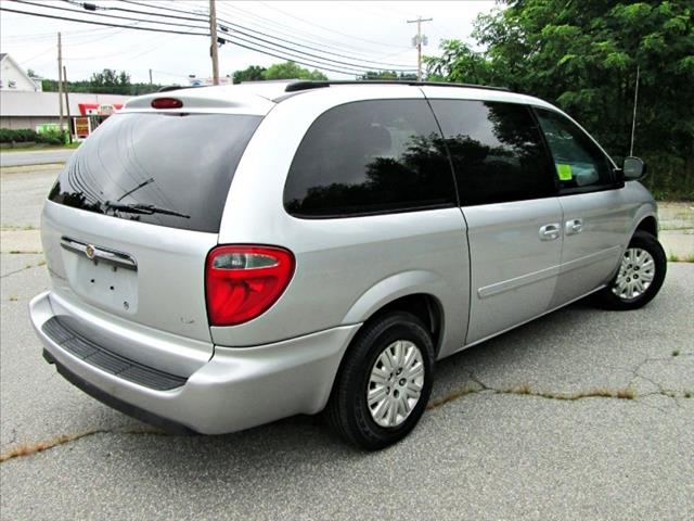 Chrysler Town and Country 2005 photo 3