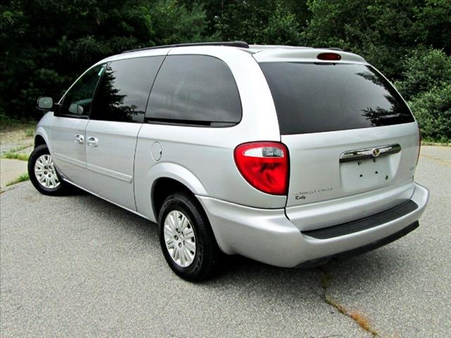 Chrysler Town and Country 2005 photo 4