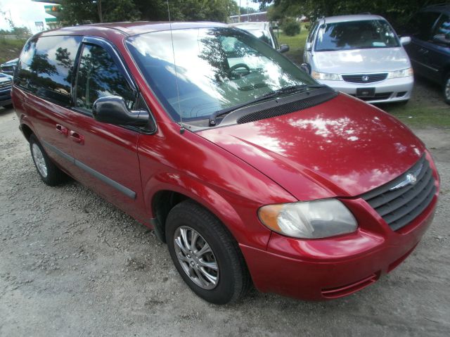 Chrysler Town and Country 2005 photo 1