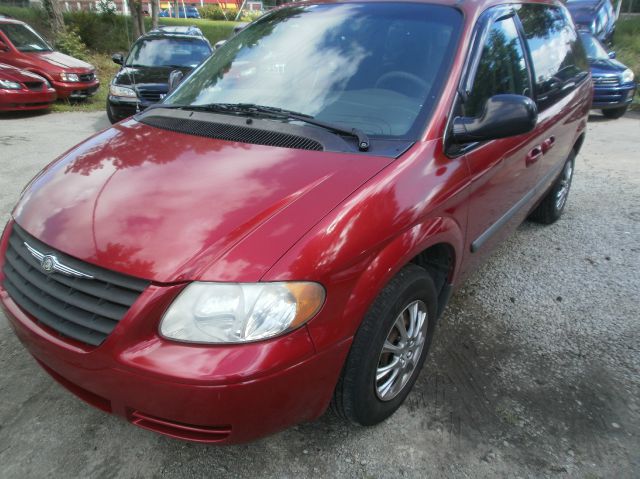 Chrysler Town and Country 2005 photo 2