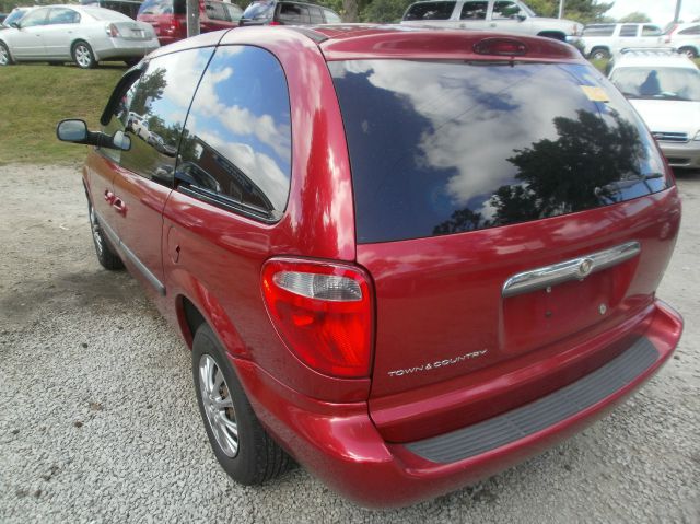 Chrysler Town and Country 2005 photo 4
