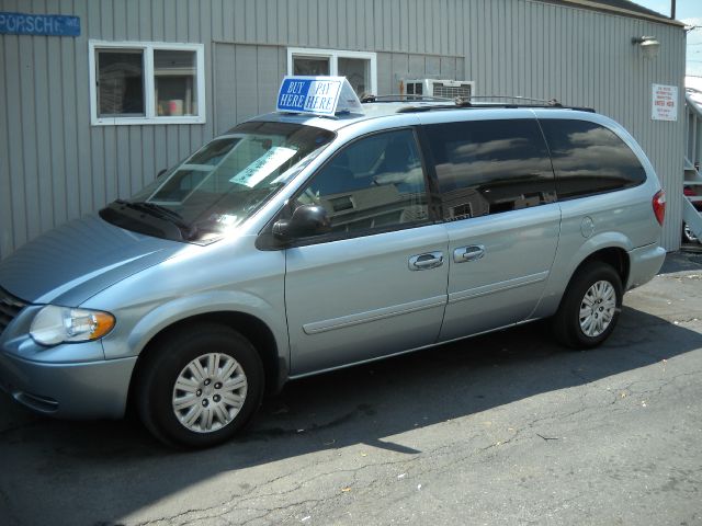Chrysler Town and Country 2005 photo 1