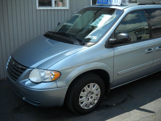 Chrysler Town and Country 2005 photo 3
