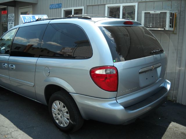 Chrysler Town and Country 2005 photo 4