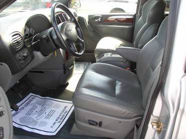 Chrysler Town and Country 2005 photo 1
