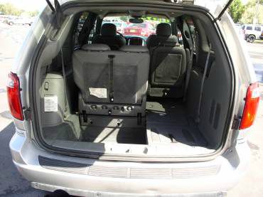 Chrysler Town and Country 2005 photo 2