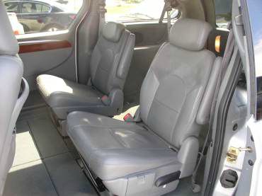 Chrysler Town and Country 2005 photo 4