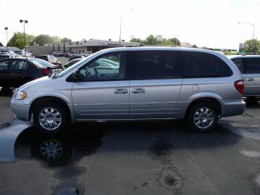 Chrysler Town and Country 2005 photo 5