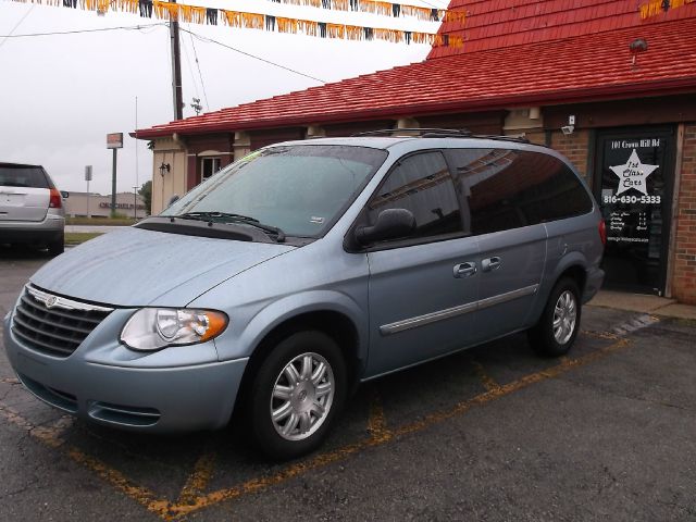 Chrysler Town and Country 2005 photo 2