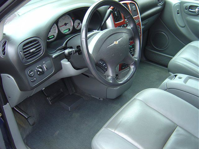 Chrysler Town and Country 2005 photo 1