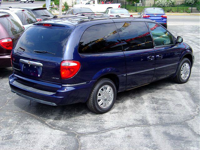 Chrysler Town and Country 2005 photo 11