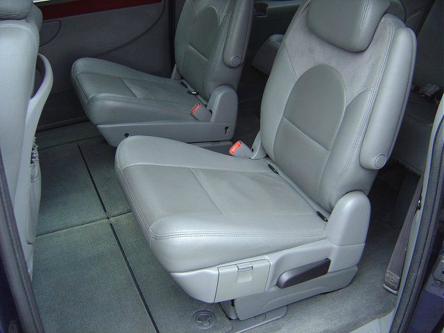 Chrysler Town and Country 2005 photo 2
