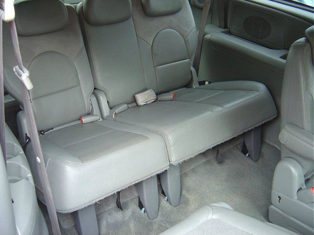 Chrysler Town and Country 2005 photo 3