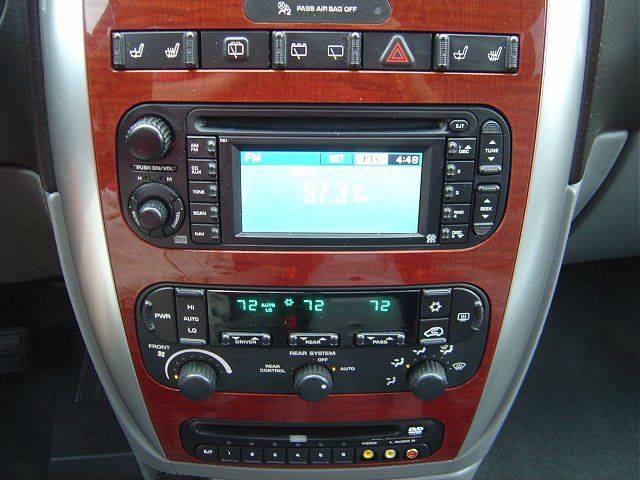 Chrysler Town and Country 2005 photo 5