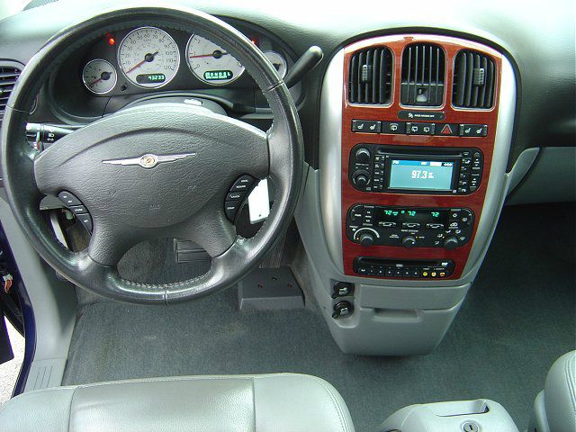 Chrysler Town and Country 2005 photo 8