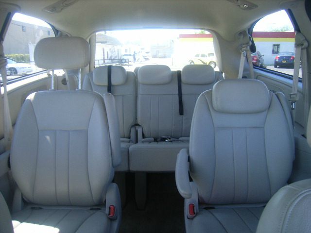 Chrysler Town and Country 2005 photo 1