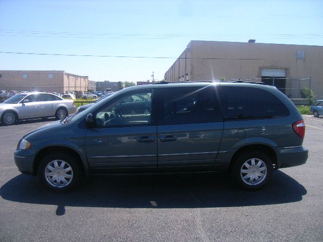 Chrysler Town and Country 2005 photo 10