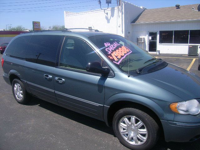 Chrysler Town and Country 2005 photo 2