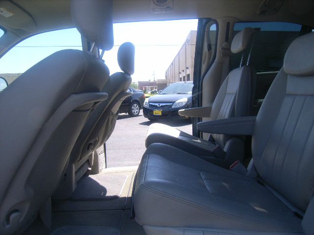 Chrysler Town and Country 2005 photo 3