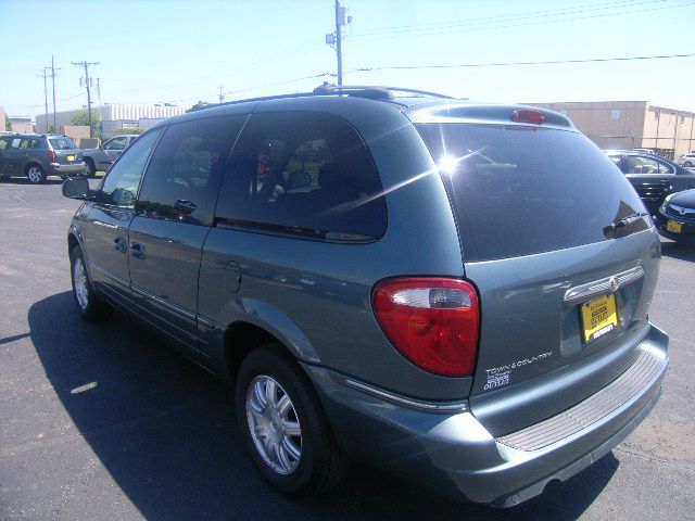 Chrysler Town and Country 2005 photo 8