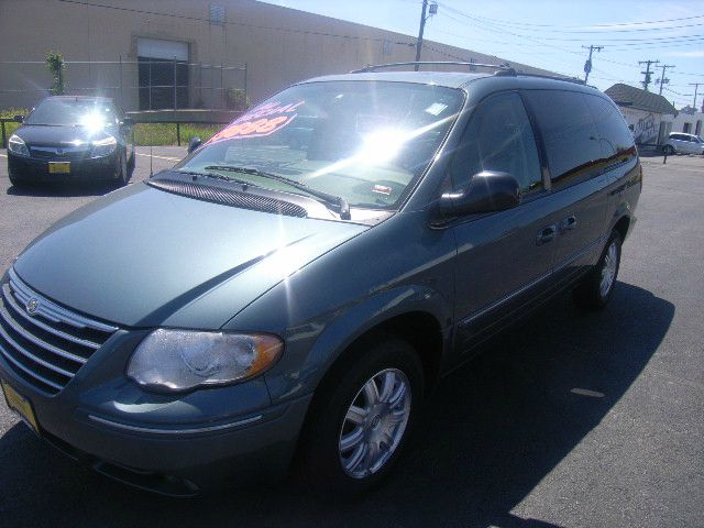 Chrysler Town and Country 2005 photo 9