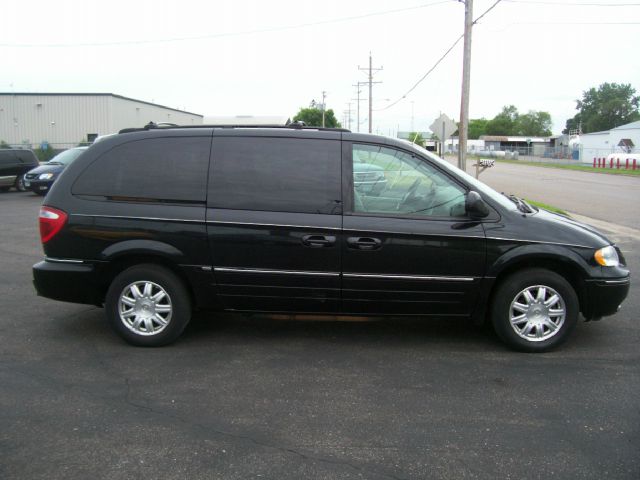 Chrysler Town and Country 2005 photo 1
