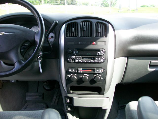 Chrysler Town and Country 2005 photo 5