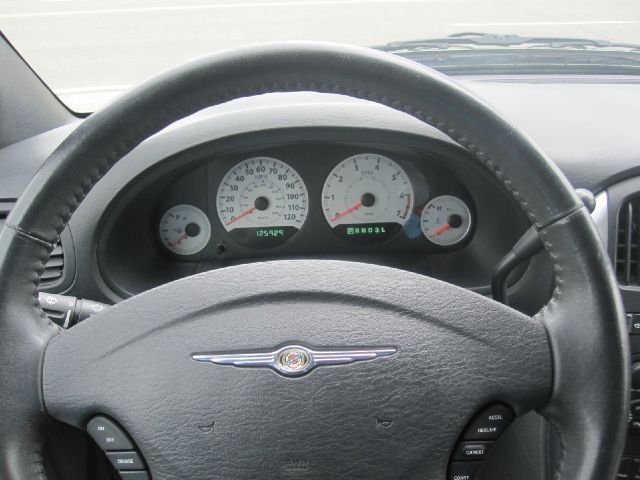 Chrysler Town and Country 2005 photo 1