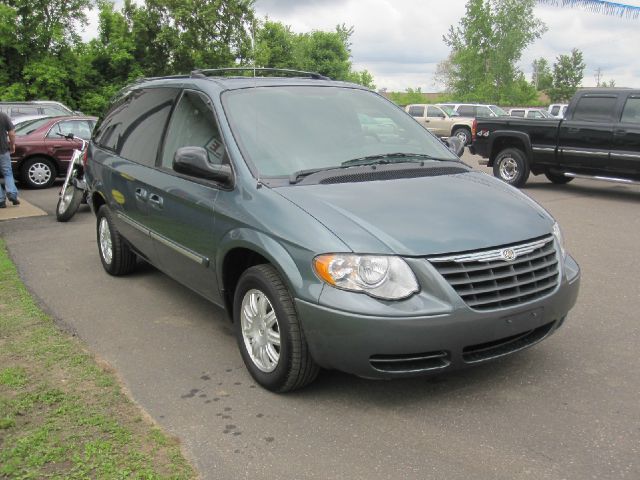 Chrysler Town and Country 2005 photo 10