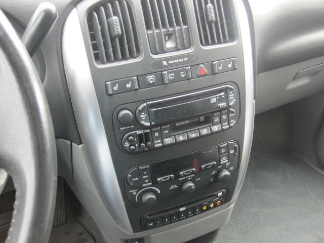 Chrysler Town and Country 2005 photo 15
