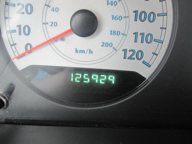 Chrysler Town and Country 2005 photo 2