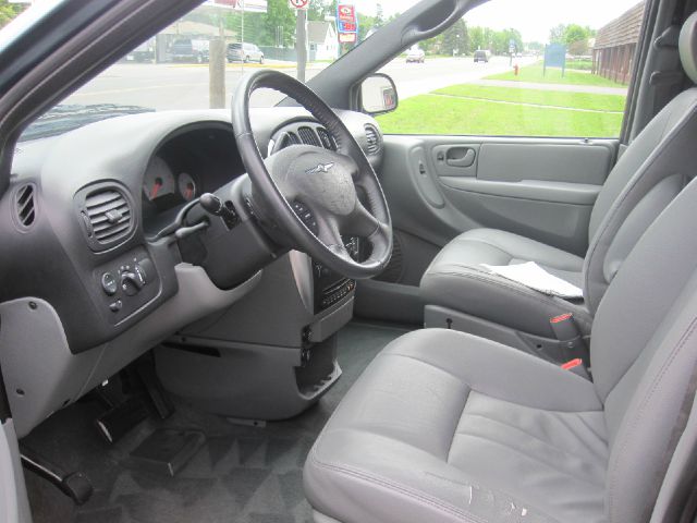 Chrysler Town and Country 2005 photo 3