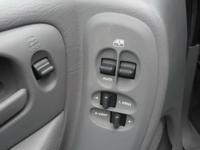 Chrysler Town and Country 2005 photo 4