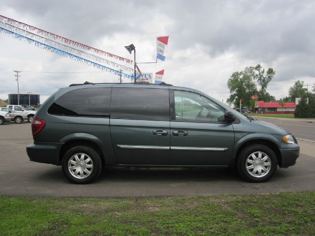 Chrysler Town and Country 2005 photo 9