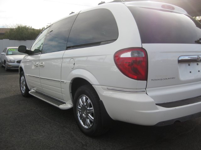 Chrysler Town and Country 2005 photo 1