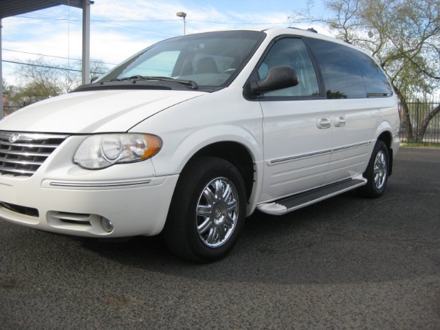 Chrysler Town and Country 2005 photo 2