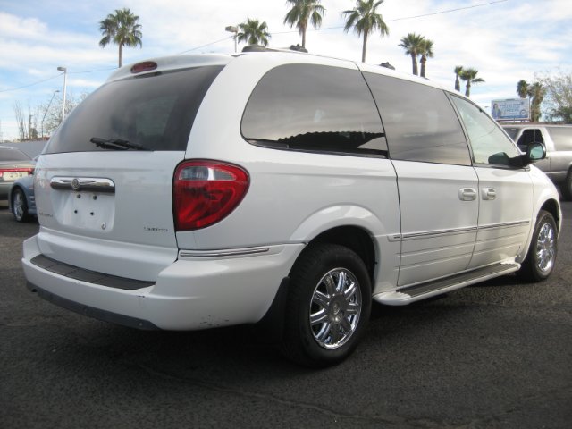 Chrysler Town and Country 2005 photo 3