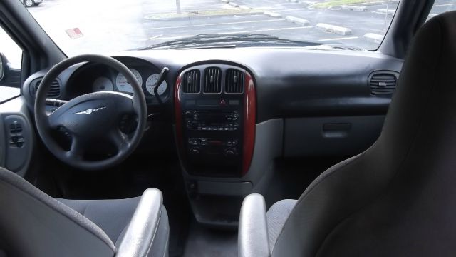 Chrysler Town and Country 2005 photo 1