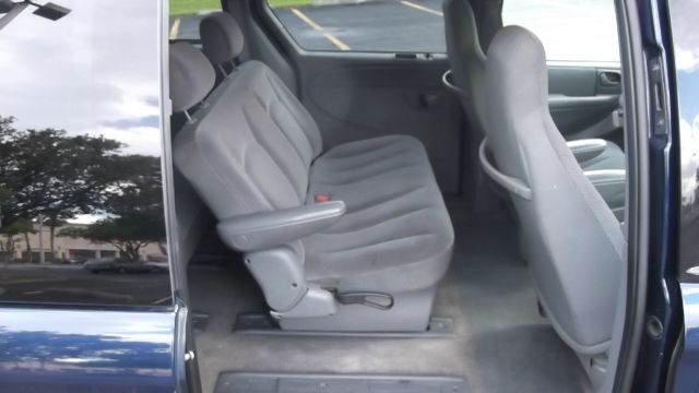 Chrysler Town and Country 2005 photo 2