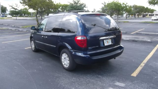 Chrysler Town and Country 2005 photo 3