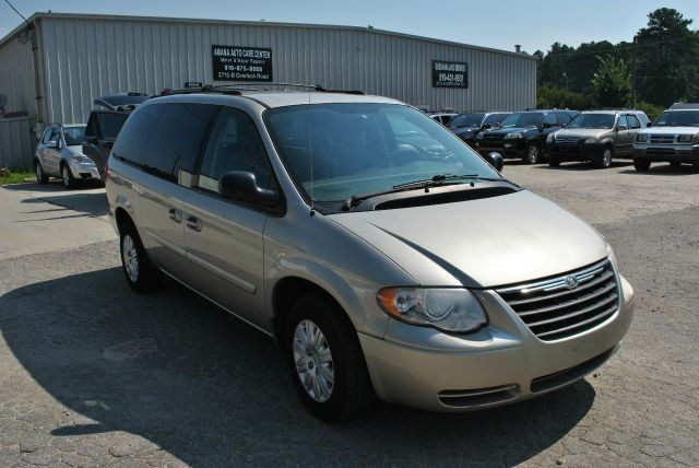 Chrysler Town and Country 2005 photo 1