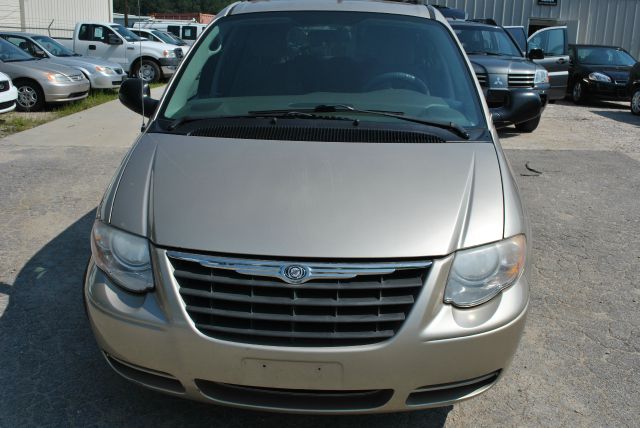 Chrysler Town and Country 2005 photo 2