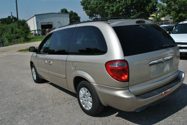 Chrysler Town and Country 2005 photo 3