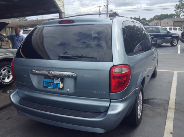 Chrysler Town and Country 2005 photo 3