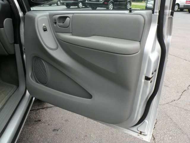 Chrysler Town and Country 2005 photo 1