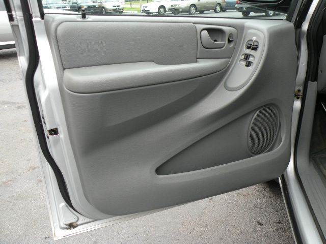Chrysler Town and Country 2005 photo 11