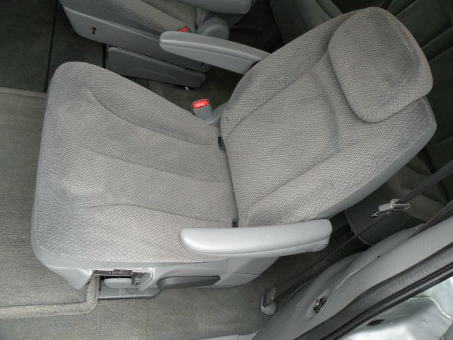 Chrysler Town and Country 2005 photo 16