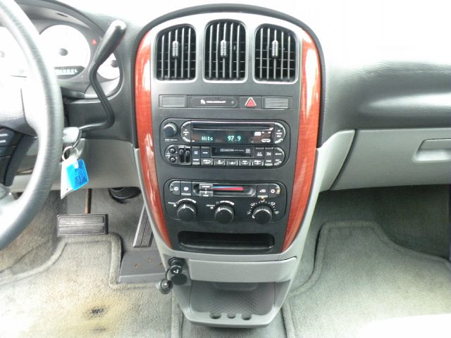 Chrysler Town and Country 2005 photo 17