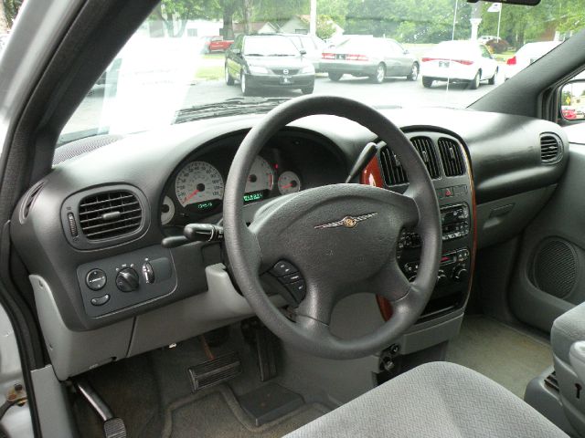 Chrysler Town and Country 2005 photo 18