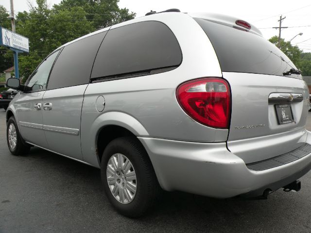 Chrysler Town and Country 2005 photo 2